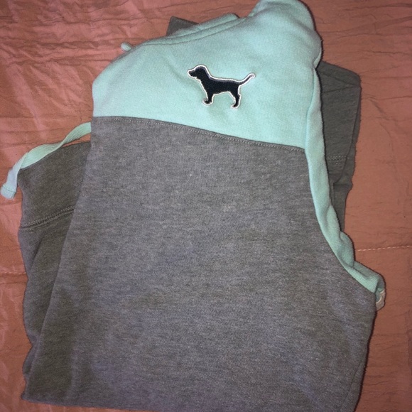 Vs PINK hoodie - Picture 3 of 3